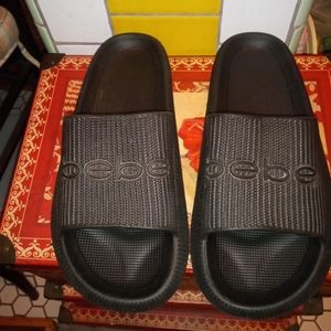 Cute and comfy black woman's like new BeBe slides size 8